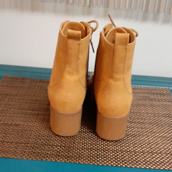 Naturalizer Mustard Lace-Up Boots brand new! - Picture 3 of 5